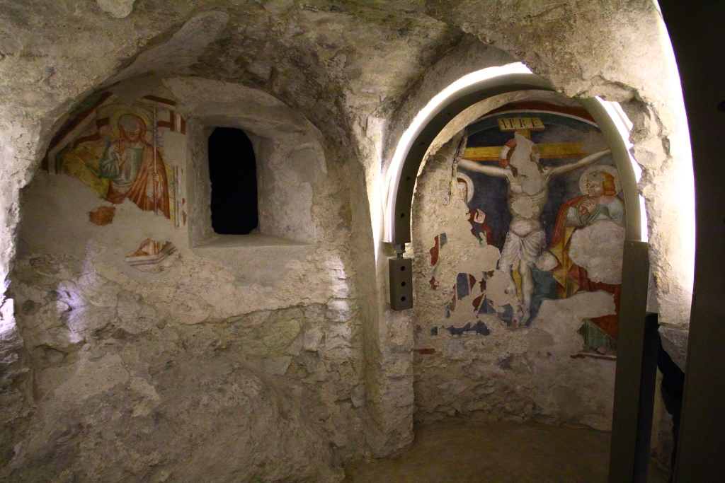 muro di fondo della cripta